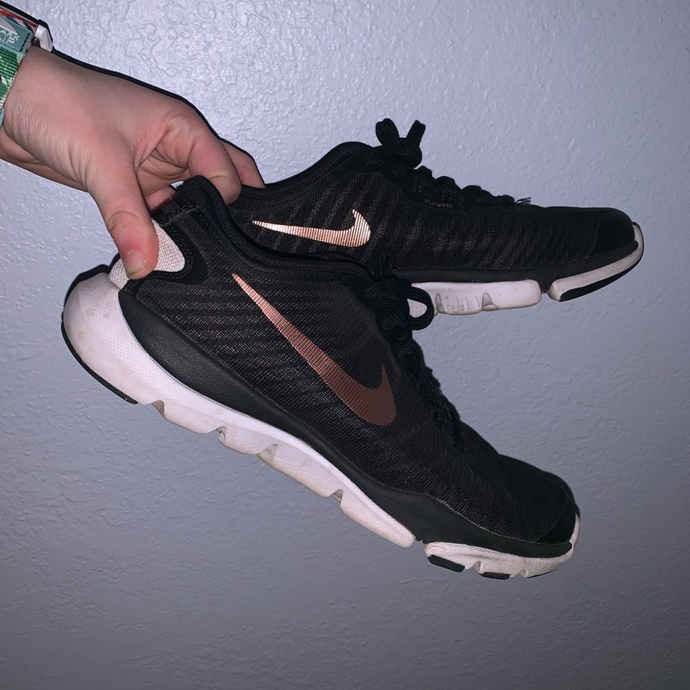 GOLD SWOOSH nike tennis shoes